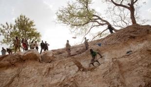 Un site d'extraction d'or sur la route entre Bagega et Anka. Les sites d'extraction sont très dangereux avec des trous abrupts dans le sol. Avril 2012.