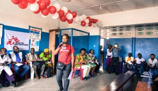 Une membre des équipes MSF de promotion de la santé lors d'une séance d'activités sur la santé mentale dans une clinique du quartier de West Point à Monrovia. Liberia. 2019. 