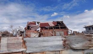 Une maison du district de Mananjary partiellement détruite par le cyclone Batsirai. 20 février 2022, Madagascar.