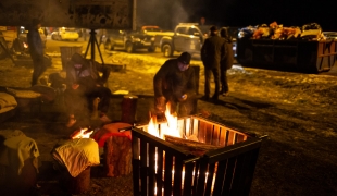 Pologne, Hrebenne. Point de passage de la frontière avec l'Ukraine. Des réfugiés ayant fui le conflit s'organisent pour trouver un refuge. 2 mars 2022.