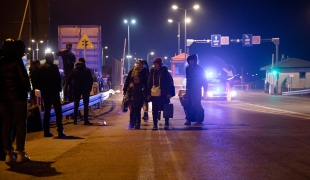 Des réfugiés Ukrainiens arrivent à Hrebenne en Pologne le 05 mars 2022