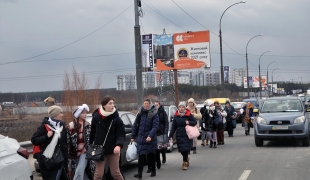 Des civils s'enfuient au milieu des détonations à Irpin. Ukraine. 2022.