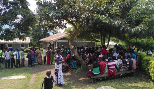 Des personnes attendent pour être vaccinées contre la covid-19 dans le cadre d'une campagne organisée par MSF en soutien au ministère de la Santé. Ouganda.