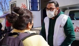 Une jeune femme originaire du Honduras en discussion avec un membre des équipes MSF au Mexique. 2022.