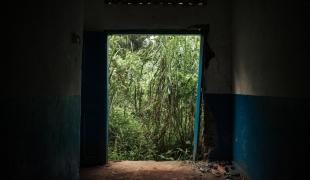 Un couloir de l'hôpital général de Lita, attaqué et pillé par des hommes armés, en novembre 2019. Territoire de Djugu, province d'Ituri.