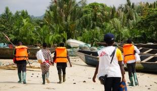 Une équipe de MSF à l'entrée du village d'Enyenge dans le sud-ouest du Cameroun. 