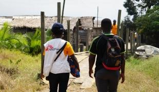 Une équipe MSF arrive dans le village d'Enyenge, dans le sud-ouest du Cameroun, où une campagne de vaccination contre le choléra commence, le 17 février 2022.