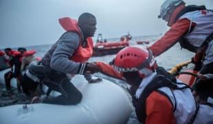 Le 29 mars, 113 personnes présentes à bord d'un bateau pneumatique en détresse ont été secourues par l'équipe MSF présente à bord du Geo Barents.