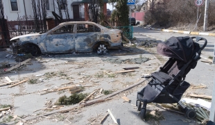 Une poussette abandonnée dans une rue d'Irpin. Ukraine. 2022.