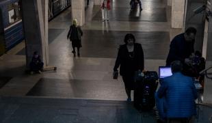 Une femme âgée marche dans une station de métro de la ville de Kharkiv, où habitent des milliers de personnes. Ukraine. 11 avril 2022.