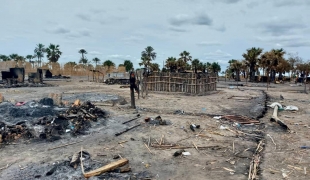 Vue d'un village détruit suite à une attaque. Avril 2022. Soudan du Sud.