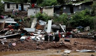 Vue d'une habitation détruite suite aux inondations. Afrique du Sud. 2022. 