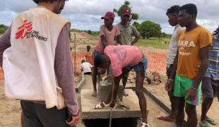 Les équipes eau et assainissement de MSF tirent de l'eau d'un puits qu'elles ont construit dans le village d'Ifotaka.