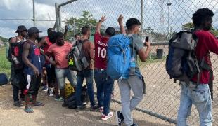 Des migrants attendent un bus à San Vicente. Panama. 