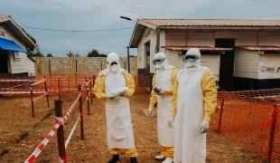 Un médecin MSF et deux travailleurs du ministère de la Santé congolais devant le centre de traitement Ebola de Wangata. République démocratique du Congo.