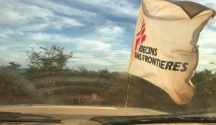 Vue d'un drapeau MSF depuis un véhicule de l'association à Madagascar.