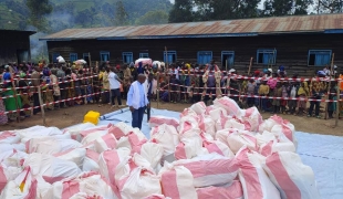 MSF a organisé une distribution d'articles de première nécessité à 325 familles déplacées vivant dans le village de Kinoni. Les kits de secours comprenaient des seaux, des bâches en plastique, des ustensiles de cuisine et du savon.