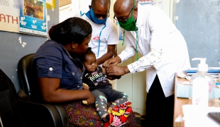 Delphin Mulungwa est infirmier ; il supervise les activités médicales dans trois des six aires de santé que MSF appuie dans le cadre de la lutte contre la rougeole à Fungurume. Sur l’image, il ausculte une fille atteinte de la rougeole à l’hôpital de Kakanda.