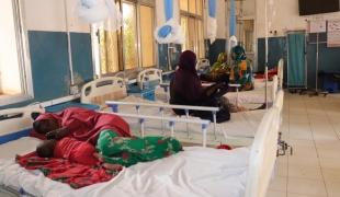 Des enfants touchés par la rougeole, pris en charge par MSF en Somalie. 2022.