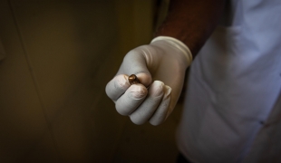 Un médecin de MSF montre une balle extraite du corps d'un civil blessé dans un quartier de Port-au-Prince.