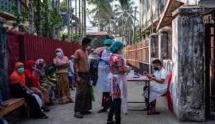 Des patients arrivent à la clinique MSF de Sittwe. 2022. Myanmar.