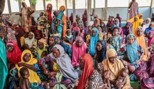 Des mères et leurs enfants attendent pour une consultation médicale au centre nutritionnel thérapeutique ambulatoire de MSF de Katsina, État de Katsina, Nigeria, juin 2022. 