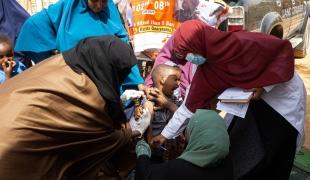 Une équipe MSF en train de vacciner un enfant contre la rougeole à Burao, au Somaliland.