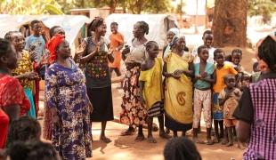 Une consultation de groupe en santé mentale pour les femmes organisée par MSF à Tambura