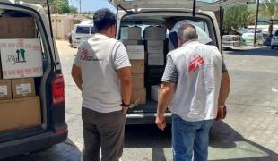 Des membres des équipes MSF de Gaza chargent un camion pour effectuer des donations aux hôpitaux. Palestine. 2022.