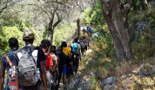 Des personnes venant d'arriver sur l'île de Samos, en Grèce.