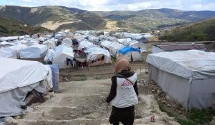 Vue d'une membre des équipes MSF dans un des nombreux camps de personnes déplacées du nord-ouest de la Syrie. 2022.