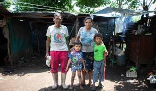 Salomon et sa famille, à La Gomera. Salomon est âgé de 54 ans et souffre de néphropathie endémique mésoaméricaine, une maladie qui affecte la capacité des reins à remplir leurs fonctions vitales, notamment l’épuration du sang. Guatemala. 2022.