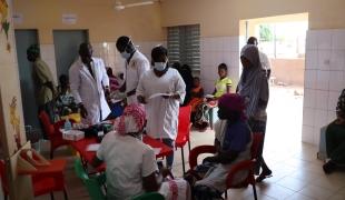 Salle d'attente et de triage d'un centre de santé de Dédougou, soutenu par MSF. Burkina Faso. 2022.