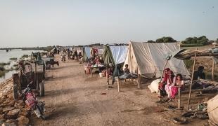 Des personnes déplacées en raison des inondations vivent désormais dans des abris de fortune. Province de Sindh. Pakistan. 2022.