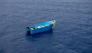 Un bateau vide en mer Méditerranée, après un sauvetage effectué en juillet 2022 par les équipes MSF à l'aide du Geo Barents. 