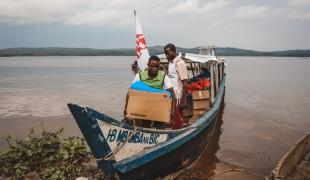 Arrivée de l'équipe MSF avec du matériel médical sur le site de déplacés de la Ferme Hervé à Kwamouth.