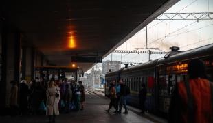 Vue du train affrété par MSF qui a servi à l'évacuation de plus de 200 patients d'un hôpital de Kharkiv vers des établissements de santé de l'oblast de Kiev. Ukraine. 2022.