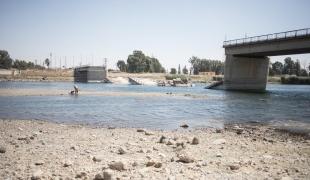 Le fleuve Euphrate, qui passe à Raqqa, subit une sécheresse depuis 2 ans. L'eau est redescendue de plusieurs mètres en quelques mois. Syrie. 2021.