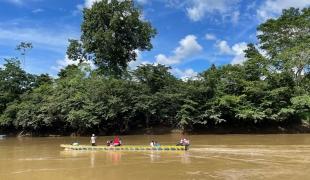 Vue d'une rivière empruntée par les migrants qui franchissent la région du Darién, à proximité de la ville de San Vicente. Panama. 
