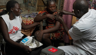 Première vaccination contre l'hépatite E au monde, dans le camp pour personnes déplacées de Bentiu, au Soudan du Sud