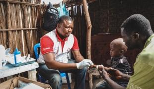 EUn infirmier MSF en consultation avec des patients vivant dans un camp déplacés, suite à l'explosion de violence qui a touché le territoire de Kwamouth. République démocratique du Congo. 2022.