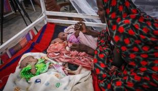 Portrait de Makkah, 25 ans, et ses triplées Sa’adiah, Souad et Masoudah. Elles sont nées il y a trois semaines et ont été admises à l'hôpital d'Adré car elles souffrent toutes les trois de malnutrition. 