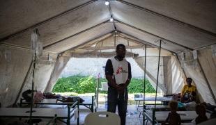 David travaille comme agent de santé communautaire pour MSF et est maintenant déployé au centre de traitement du choléra de l'hôpital MSF de Cité Soleil. Depuis la résurgence du choléra, des dizaines d'infirmiers, d'hygiénistes et d'autres membres du personnel ont été embauchés pour répondre à l'urgence.