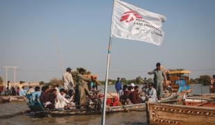 Dans certains villages situés autour de la ville de Dadu, les villageois sont obligés d'emprunter des bateaux pour se déplacer, car le niveau de l'eau n'est pas suffisamment redescendu. Pakistan. 