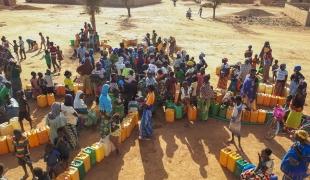 Une distribution d'eau par les équipes MSF à Djbo, en 2019. Burkina Faso. 