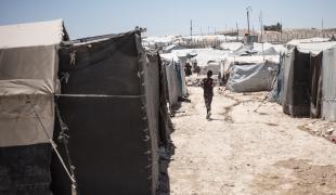  Un enfant court dans les rues du camp d'Al Hol, dans le nord-est de la Syrie.