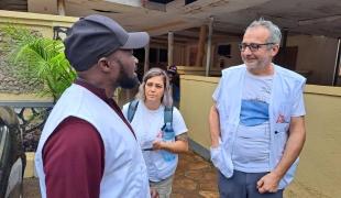 Ruggero Giuliani en discussion avec des collègues MSF à Mubende. Ouganda. 2022.