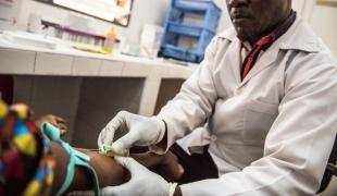 Un membre des équipes MSF prélève un échantillon de sang pour effectuer un test VIH à l'hôpital de Kabinda. République démocratique du Congo.