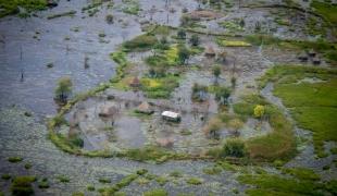 Vue aérienne de villages inondés à proximité d'Old Fangak. Soudan du Sud. 