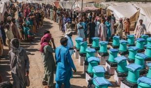 Le coordinateur d'urgence MSF, Imran Soomro, organise la distribution de kits d'articles non alimentaires dans le district de Dadu, Sind.